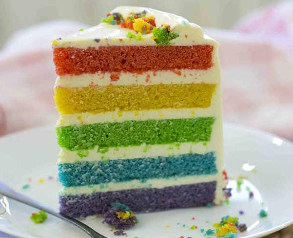 Porción de tarta arco iris