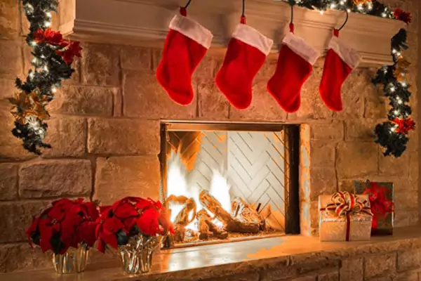 Calcetines de navidad colgados en una chimenea